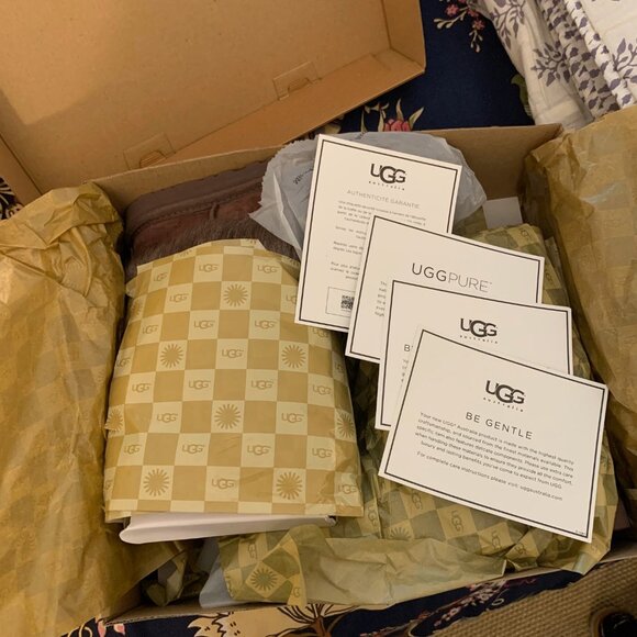 UGG "Vilet" boot w/ Swarovski Crystals in box - Picture 11 of 11